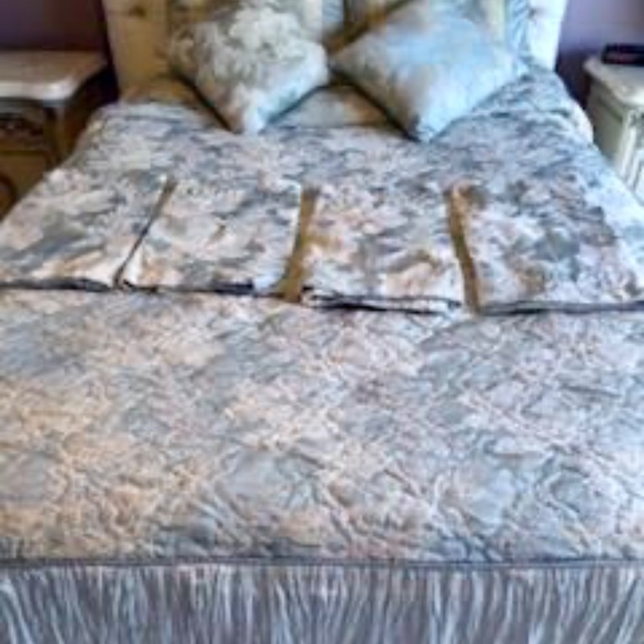 9 Piece Queen Bedspread Set with Shams, Throw Pillows and 4 Valances - Picture 9 of 9